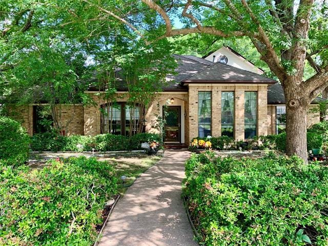 property at 2104 Chestnut Hill Ln