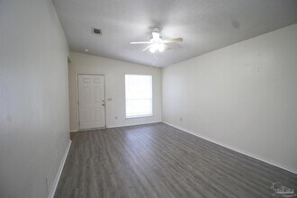 404 Oak Knoll Ln in Pensacola, FL - Building Photo - Building Photo