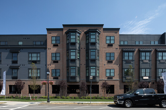 Eleven Maple in Bay Shore, NY - Foto de edificio - Building Photo