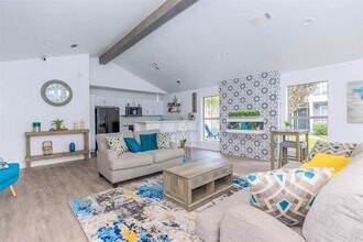 5555 Holly View Dr in Houston, TX - Building Photo - Building Photo