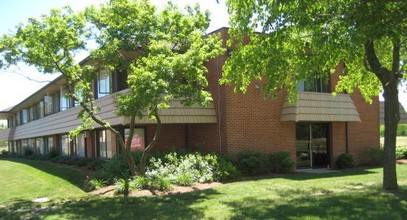 Maplewood Apartments in Kenosha, WI - Foto de edificio - Building Photo