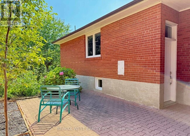 property at 15 Newell Ct