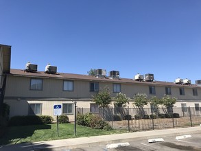 Park Apartments in Turlock, CA - Building Photo - Building Photo