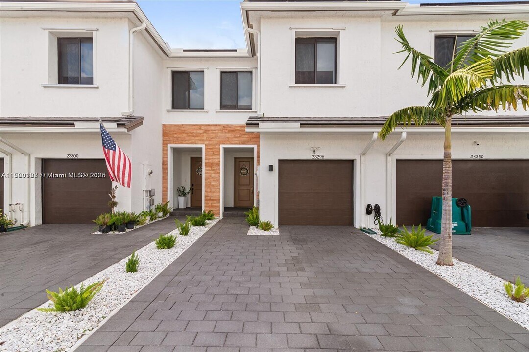 23296 SW 110th Ct in Princeton, FL - Building Photo