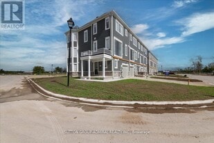 17 Lana Cir in Wasaga Beach, ON - Building Photo