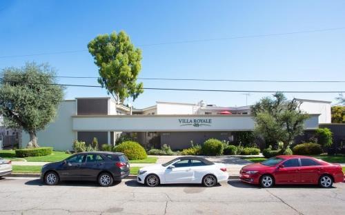 Villa Royale Apartments in Tarzana, CA - Building Photo