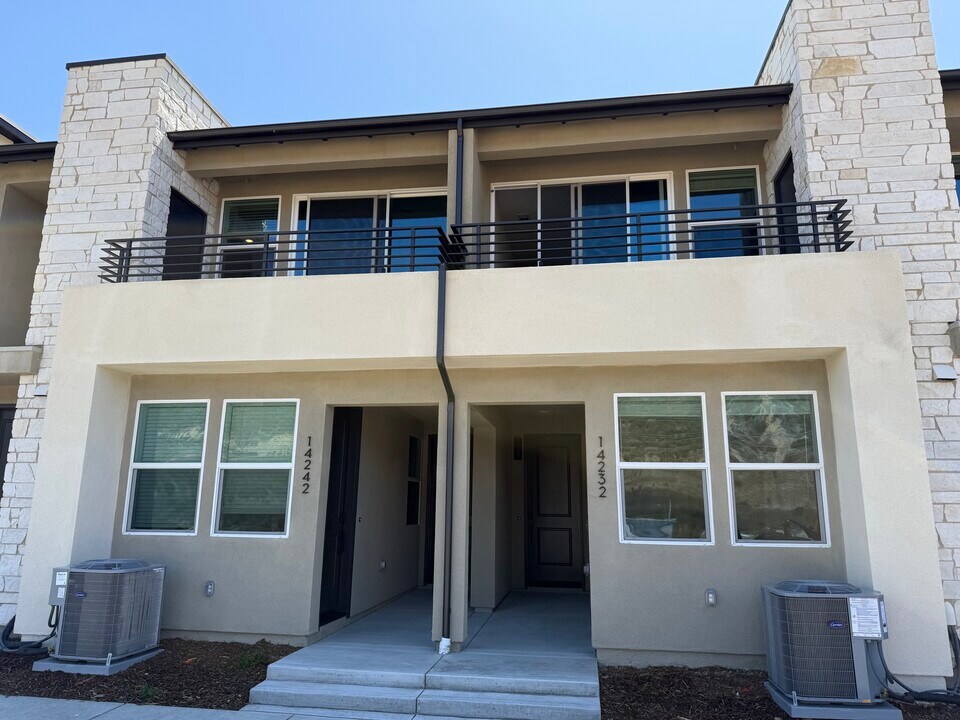 14242 Bronzite Wy in San Diego, CA - Building Photo