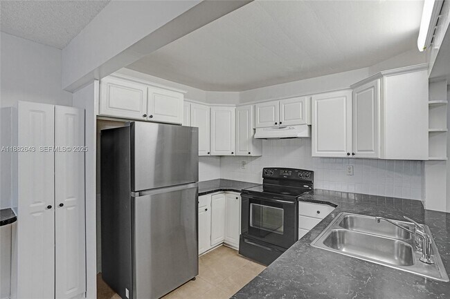 447 NE 210th Cir Terrace in Miami, FL - Building Photo - Building Photo