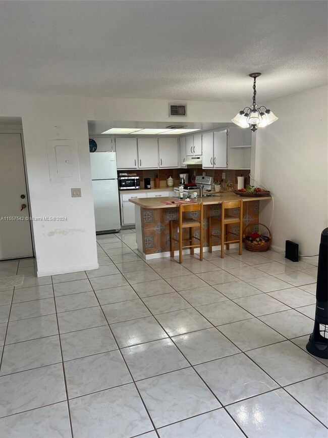 10893 NW 7th St-Unit -11-27 in Miami, FL - Building Photo - Building Photo