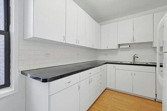 32 Cathedral Ave in Hempstead, NY - Building Photo - Building Photo