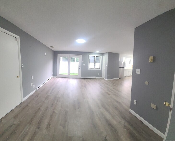 8 Burma Rd in Southbury, CT - Building Photo