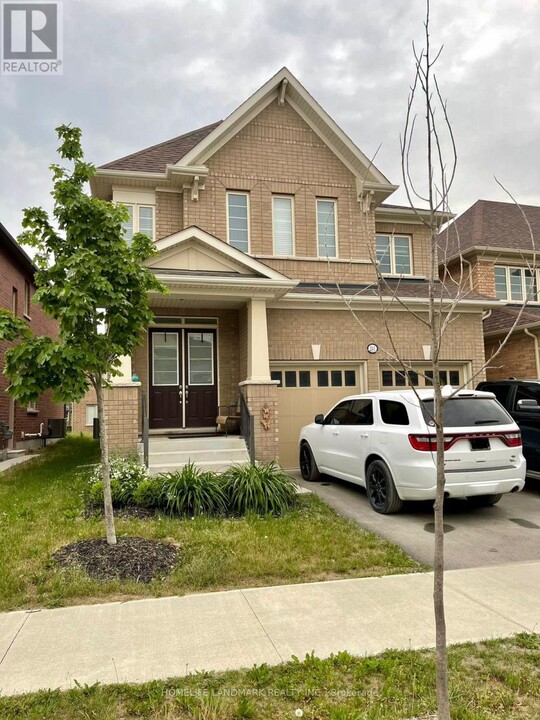 2545 Stallion Dr in Oshawa, ON - Building Photo