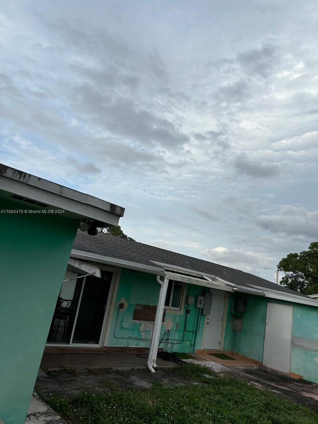 3830 NW 210th Terrace in Miami Gardens, FL - Foto de edificio - Building Photo