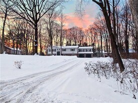 19 Rustic Dr in Essex Junction, VT - Building Photo