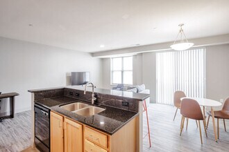 121 E Freedom Way in Cincinnati, OH - Foto de edificio - Building Photo