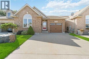 815 Carriage Way in Sarnia, ON - Building Photo
