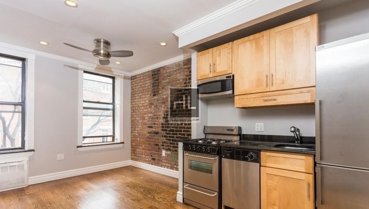 424 E 9th St in New York, NY - Building Photo