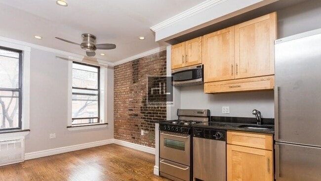 property at 424 E 9th St