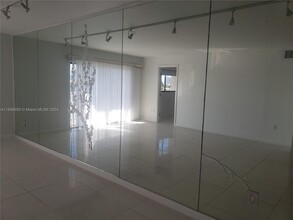 110 S Shore Dr, Unit 5E in Miami Beach, FL - Building Photo - Building Photo