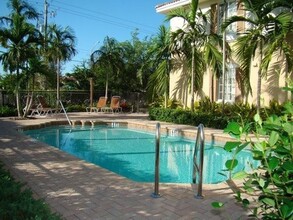 Village Green in Coral Springs, FL - Foto de edificio - Building Photo