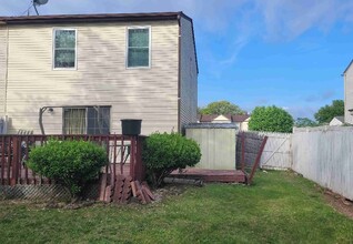 81 Redbud Rd in Piscataway, NJ - Foto de edificio - Building Photo