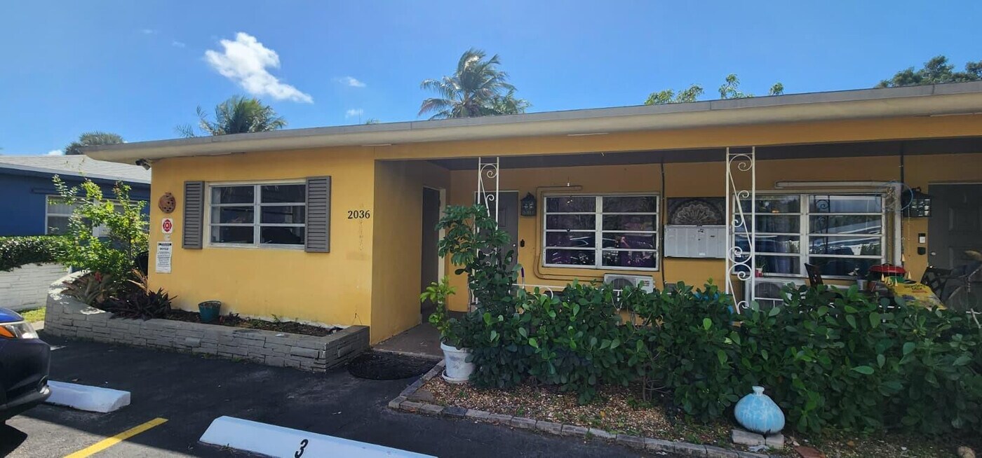 2036 NE 26th St in Wilton Manors, FL - Building Photo