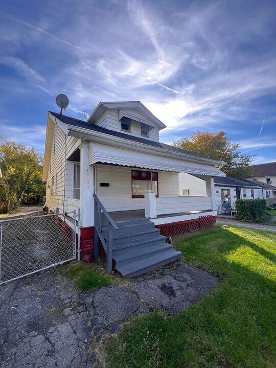 12504 Benwood Ave in Cleveland, OH - Foto de edificio