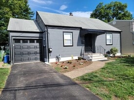 40 Surrey Ln in Clifton, NJ - Building Photo