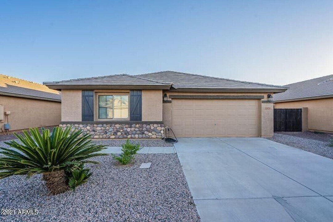 1979 W Half Moon Cir in San Tan Valley, AZ - Building Photo