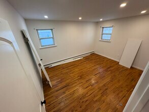 16 Arrowhead Dr in Shirley, NY - Building Photo - Building Photo