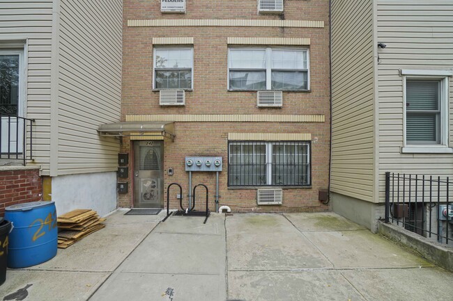 242 Palmetto St in Brooklyn, NY - Building Photo - Building Photo