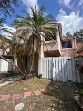 11800 SW 80th St in Miami, FL - Foto de edificio - Building Photo