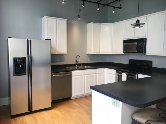 1 W 5th St in Winston-Salem, NC - Building Photo - Building Photo