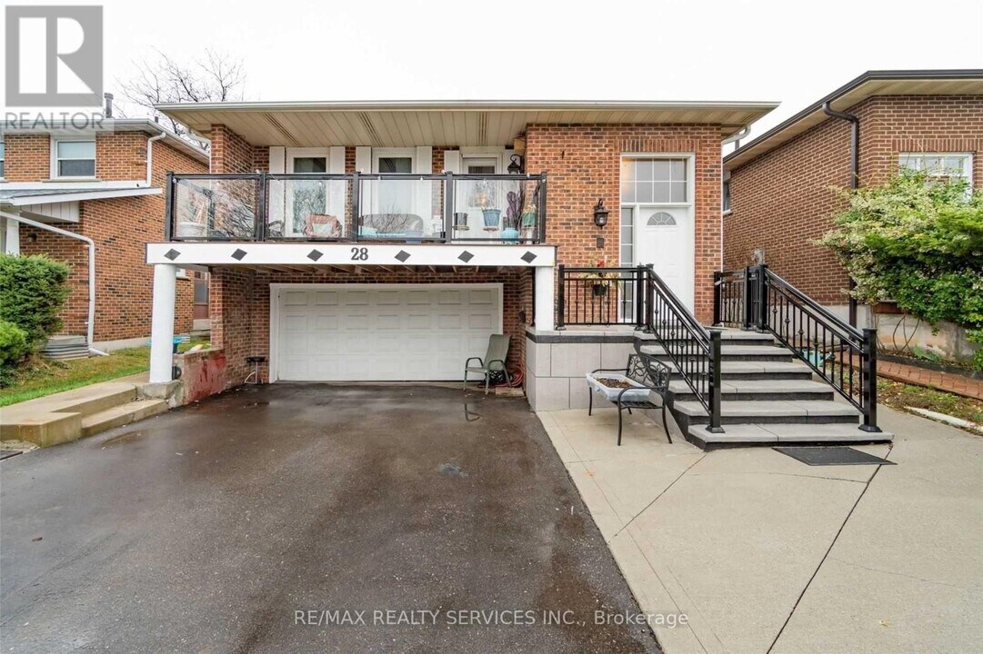 28 Princeton Terrace in Brampton, ON - Building Photo