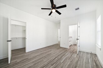 120 W Mulberry Ave in Wharton, TX - Building Photo - Building Photo