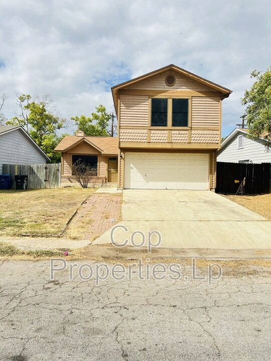 6135 Valley Bay Dr in San Antonio, TX - Foto de edificio