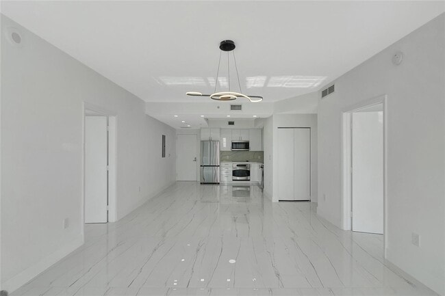 90 SW 3rd St, Unit 1602 in Miami, FL - Building Photo - Building Photo