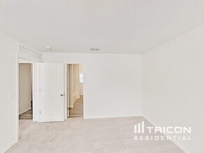 2425 Lake Forest Ave in Spring Hill, FL - Foto de edificio - Building Photo