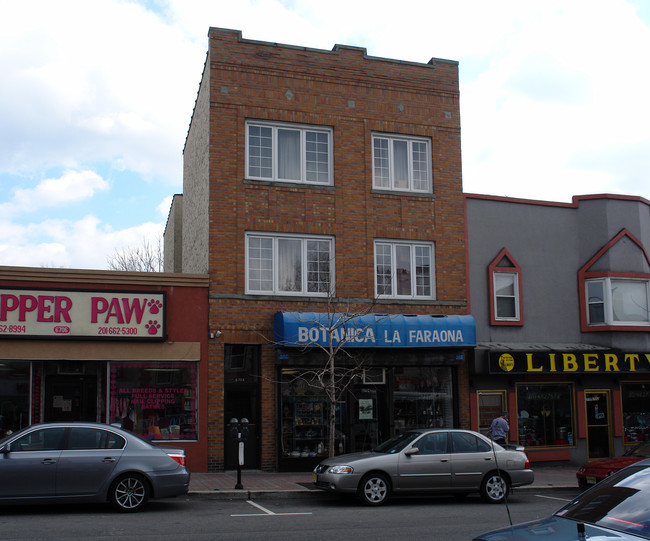 6704 Bergenline Ave in West New York, NJ - Foto de edificio - Primary Photo