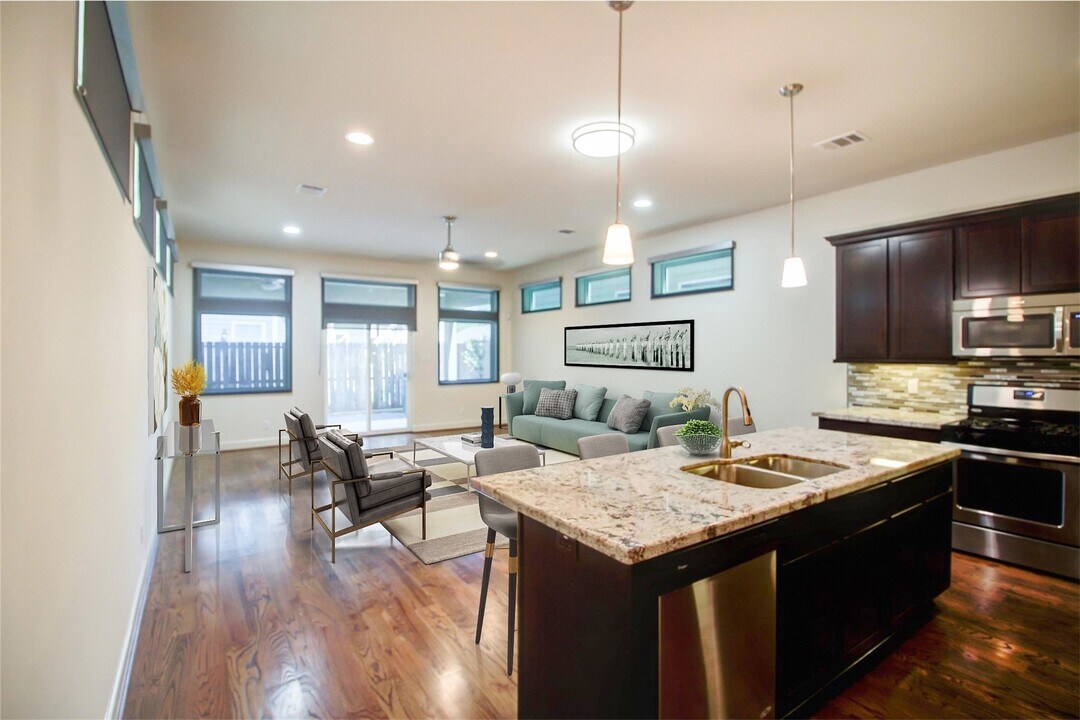 2210 Hutchins St in Houston, TX - Building Photo