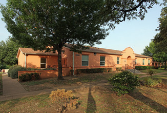 Little Mexico Village in Dallas, TX - Foto de edificio - Building Photo