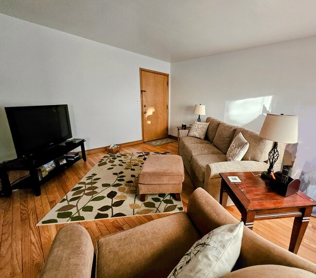 4012 N Farwell Ave, Unit 12 in Shorewood, WI - Foto de edificio - Building Photo