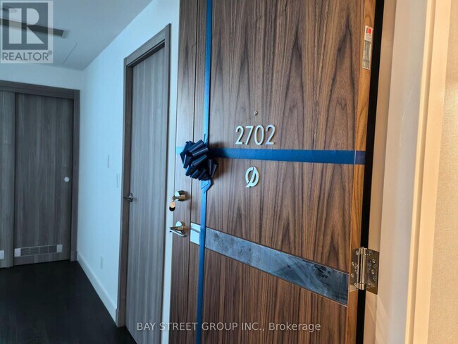 27 McMahon Dr in Toronto, ON - Building Photo - Building Photo