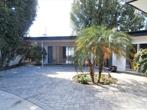 13725 Calvert St in Van Nuys, CA - Building Photo - Building Photo