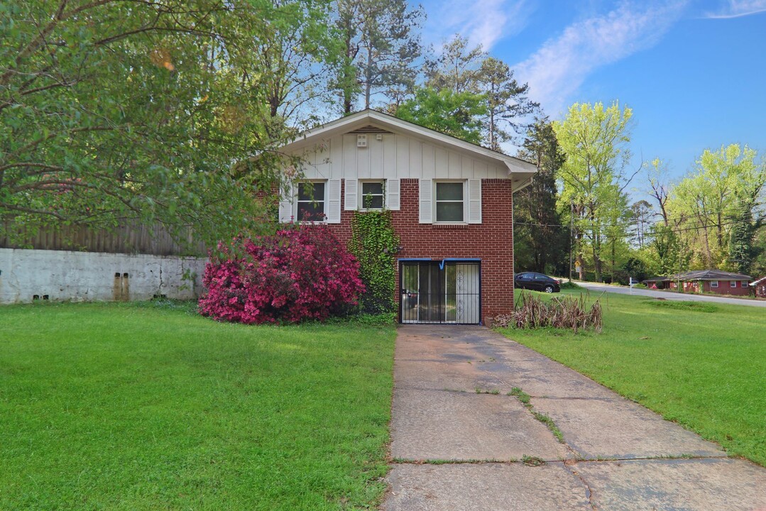 2412 Dawn Dr in Decatur, GA - Building Photo