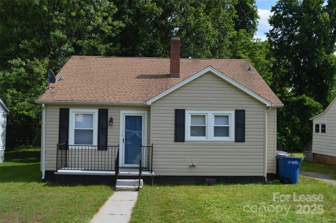 319 W Bingham St in Statesville, NC - Building Photo
