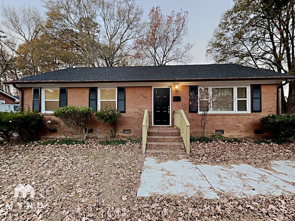 6600 Barrington Dr in Charlotte, NC - Foto de edificio