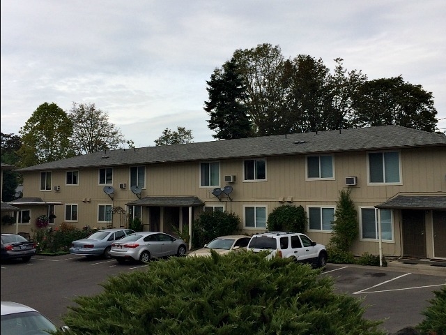 410 SE Park St in Winston, OR - Foto de edificio - Building Photo