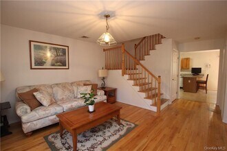 1 Lincoln Ct in Woodbury, NY - Building Photo - Building Photo