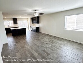 1373 S Autumn Breeze Ct in Hanford, CA - Building Photo - Building Photo